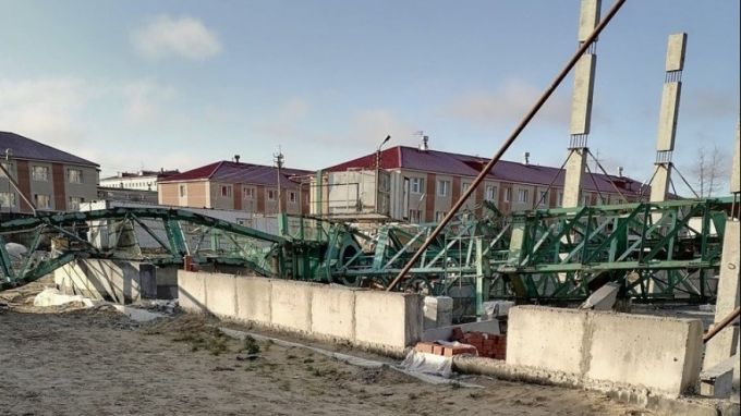 В Новом Уренгое рухнул строительный кран, в кабине которого находилась женщина