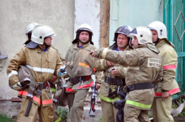 На Ямале пожарные с трудом смогли потушить общежитие