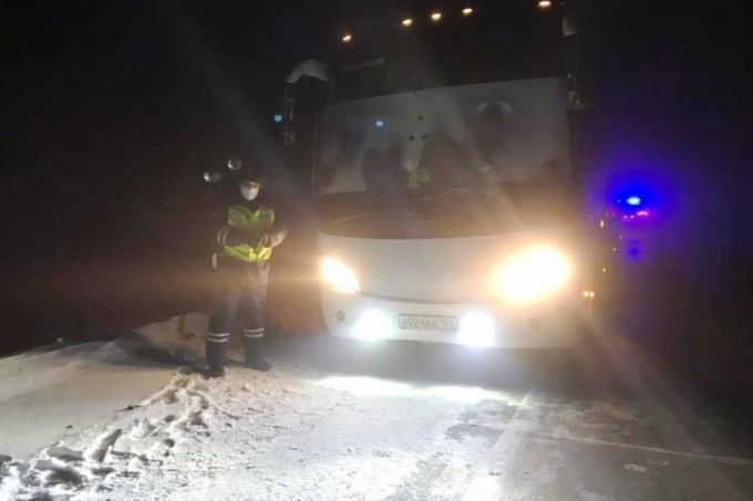 На Ямале инспекторы ДПС спасли замерзающих на трассе пассажиров автобуса