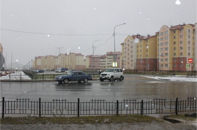 В Приуральском районе автомобиль Renault Sandero вылетел в кювет