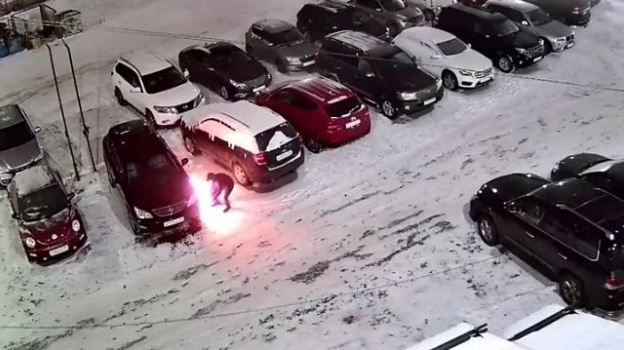 В Ноябрьске подожгли автомобиль премиум-класса