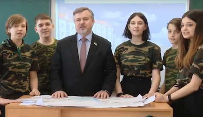 Гаранин и Казарин записали песню и сняли клип о проекте Артюхова