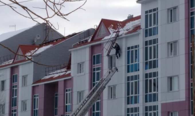 В Губкинском «зависший» коммунальщик напугал горожан