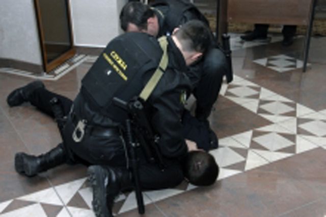 На Ямале участники судебных заседаний пытались пронести боеприпасы и оружие