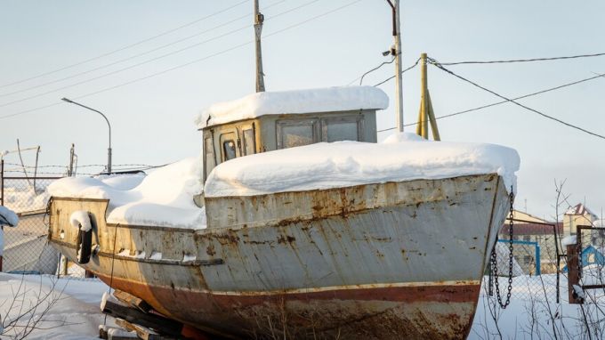 В Салехарде избавятся от заброшенных барж в районе старого речпорта