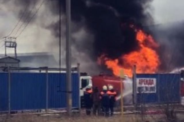 На Ямале на промзоне полыхали автоцистерны