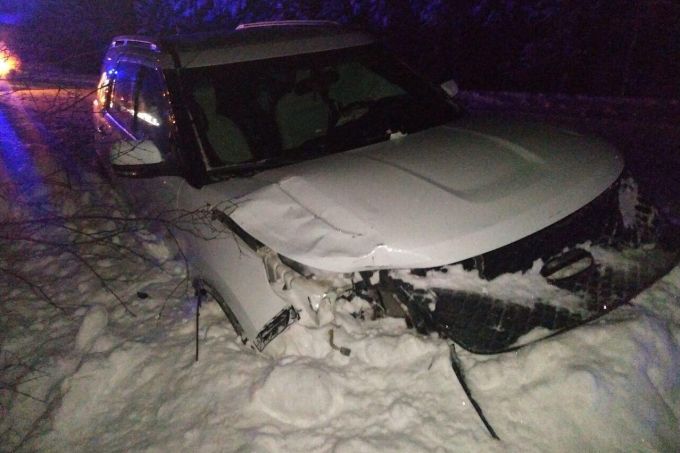На трассе Сургут – Салехард внедорожник смял «ВАЗ» и наехал на пешехода