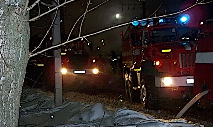 Пожарные спасли десять человек из горящего дома в Ноябрьске