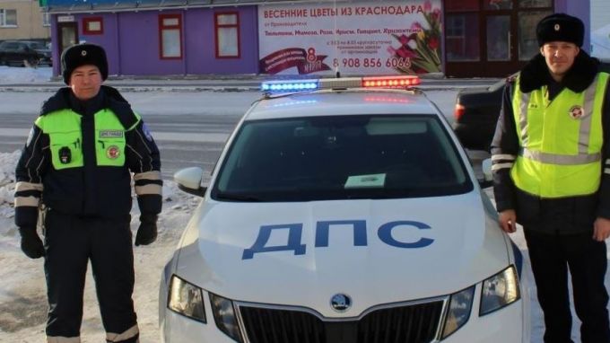 В Надымском районе инспекторы ГИБДД помогли мужчине с инсультом