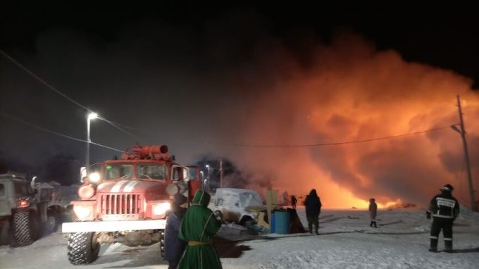 Тушили около 5 часов: в селе на Ямале полыхал жилой дом