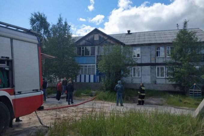 В Ноябрьске со второго этажа горящего дома спасли инвалида