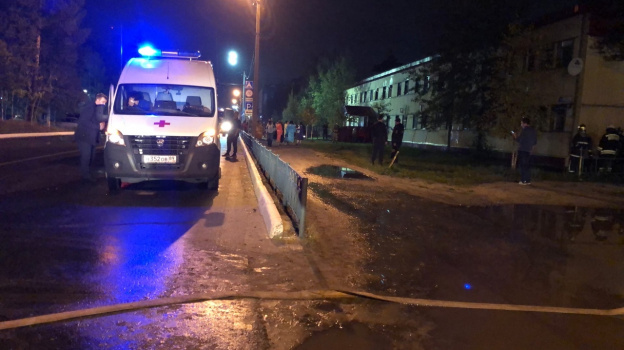 Крупное возгорание в Ноябрьске: 28 пожарных более часа тушили жилой дом.