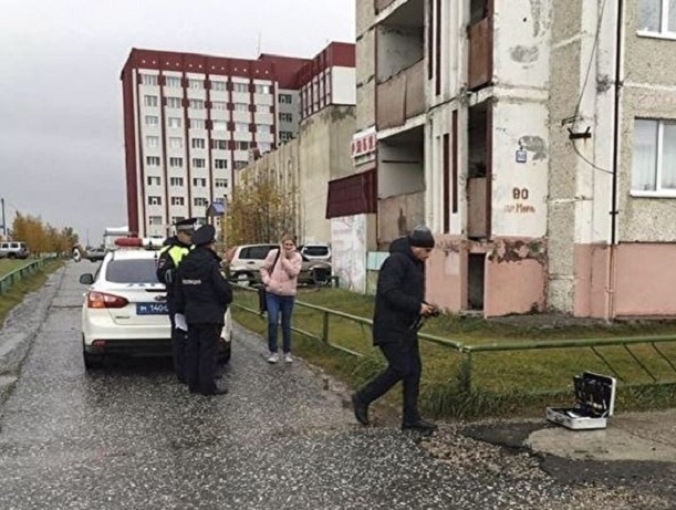 СКР проводит проверку по факту смерти жителя Ямала, упавшего с пятого этажа