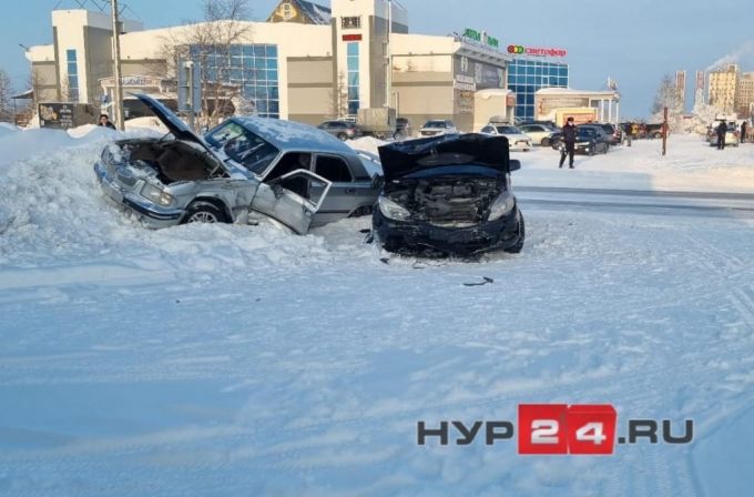 В Новом Уренгое на Подшибякина столкнулись «Волга» и Mercedes