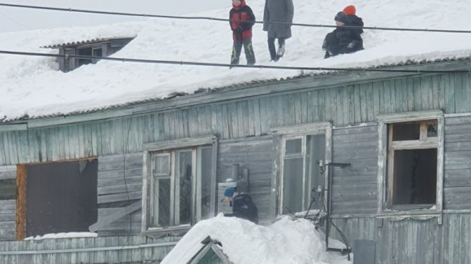 Подростки развлекаются на карантине, лазая по крышам заброшенных зданий