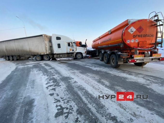 В Новом Уренгое столкнулись два грузовика