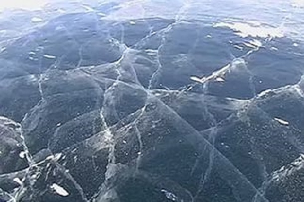 В Приуральском районе семья провалилась под лед на снегоходе