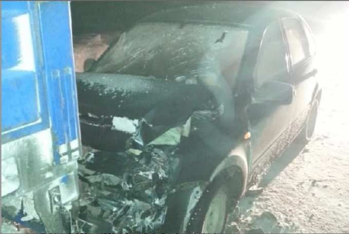В Пуровском районе легковушка влетела в стоящий КамАЗ