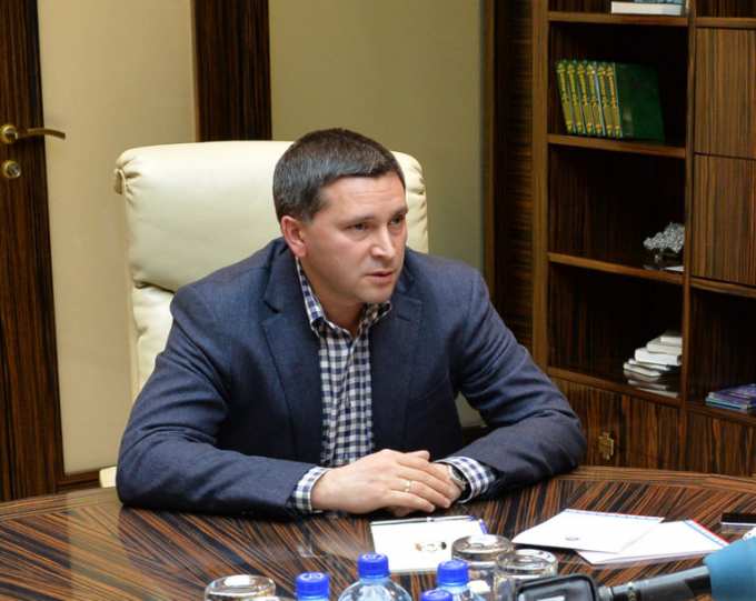 Дмитрий Кобылкин считает, что высокая зарплата уберегает его подчиненных от соблазнов