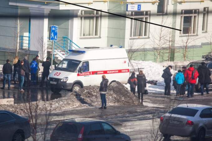 На Ямале при уборке снега с крыши разбился альпинист. 