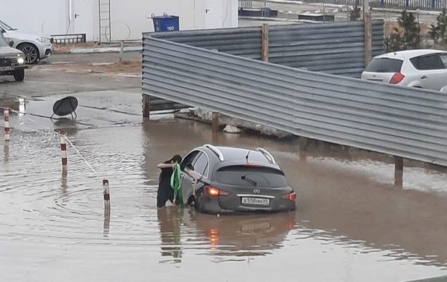 «Где техника и помпы?» В Новом Уренгое японский кроссовер утонул в луже