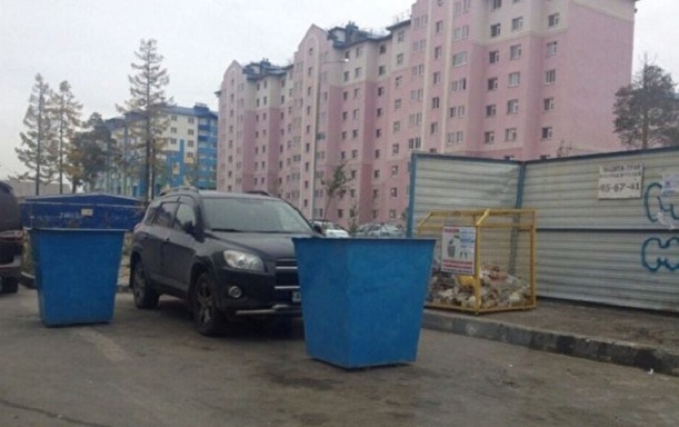 На Ямале водитель мусоровоза заблокировал контейнером машину автохама
