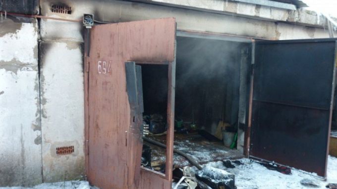 В Лабытнанги полыхал гараж с двумя автомобилями