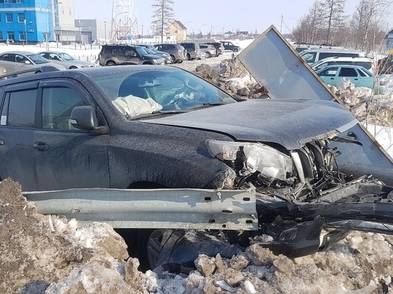В Новом Уренгое внедорожник снес дорожное ограждение