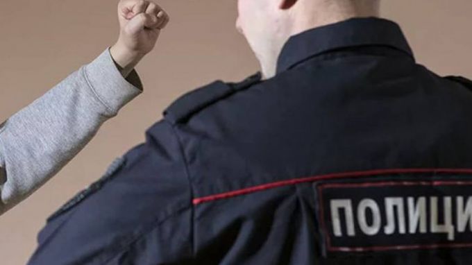 Житель Губкинского получил 10 лет колонии строгого режима за нападение на полицейского