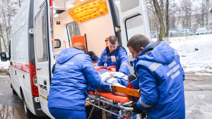 Водителя легковушки увезли на скорой после тройного ДТП на Ямале