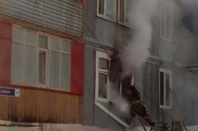 В Лабытнангах из-за пожара в офисе пострадали квартиры горожан