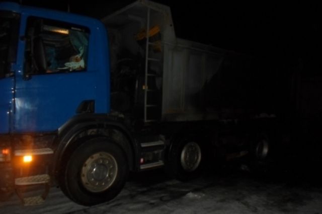В Губкинском у грузовика застыли тормоза и начался пожар