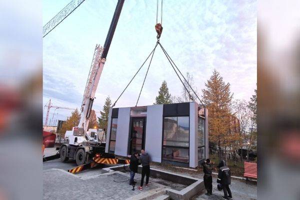 В Лабытнанги смонтировали теплый остановочный комплекс