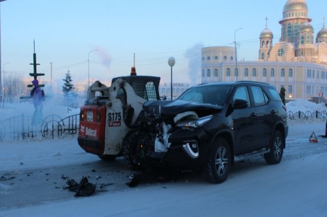 В Салехарде водитель внедорожника врезалась в погрузчик