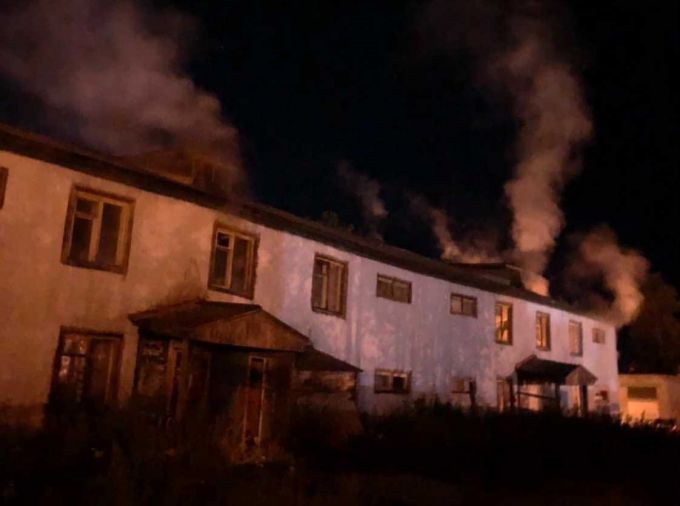 Жильцам аварийной деревяшки в Ноябрьске при запуске отопления устроили коммунальную баню 