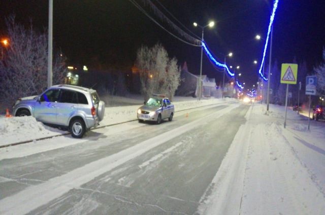 На Ямале водитель Тoyota пострадал, врезавшись в опору дорожного знака