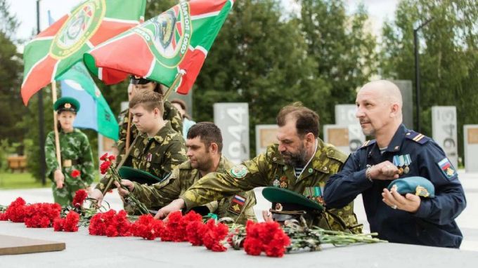 Губернатор Артюхов поздравил военнослужащих с Днем ветеранов