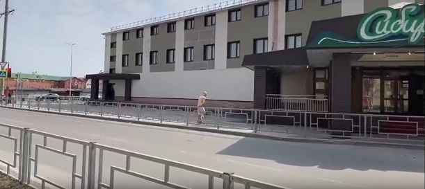 В ЯНАО полуголый мужчина напугал жителей. «У парня крыша поехала».