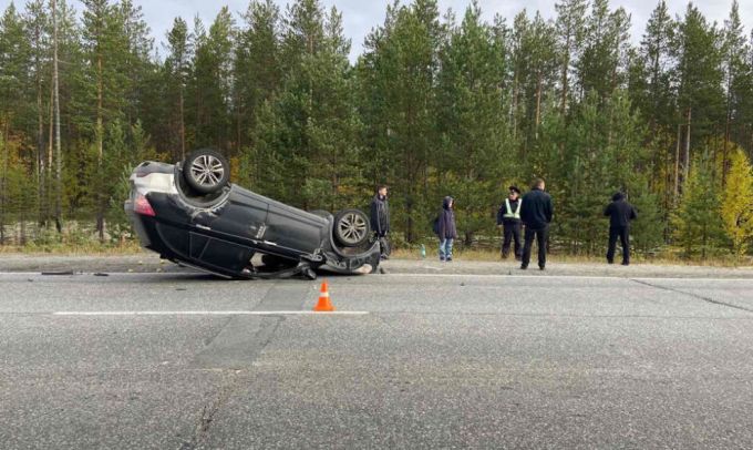 Под Губкинским иномарка влетела в прицеп и перевернулась