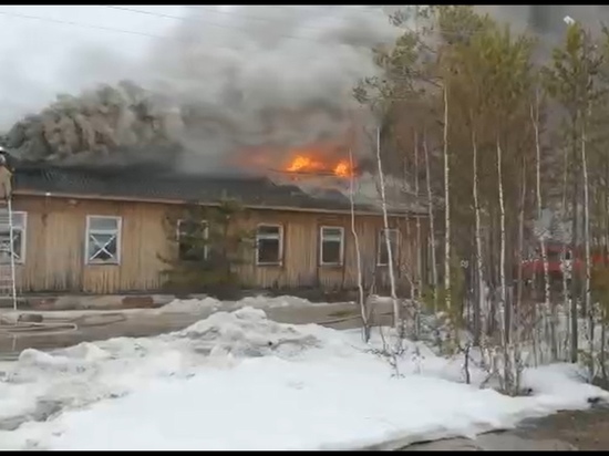 Бывший Дом быта полыхает в микрорайоне Ноябрьска