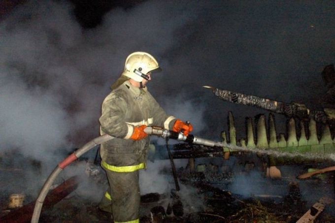 В Красноселькупе пожаром поврежден жилой многоквартирник