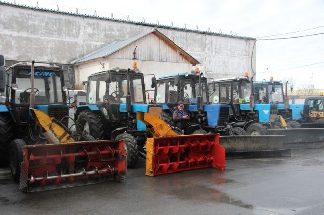 Дорожники выгнали снегоуборочную технику на улицы Салехарда