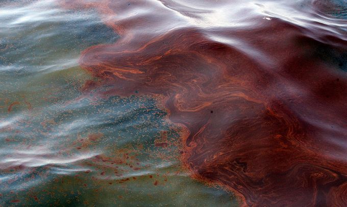 На месторождении Крайнем выяснят причины разлива нефтесодержащей жидкости