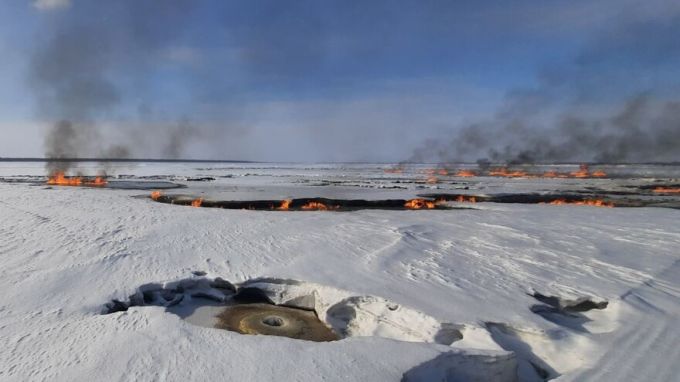 Штраф сто тысяч и возмещение вреда: газодобывающее предприятие понесет наказание за пожар в акватории Оби