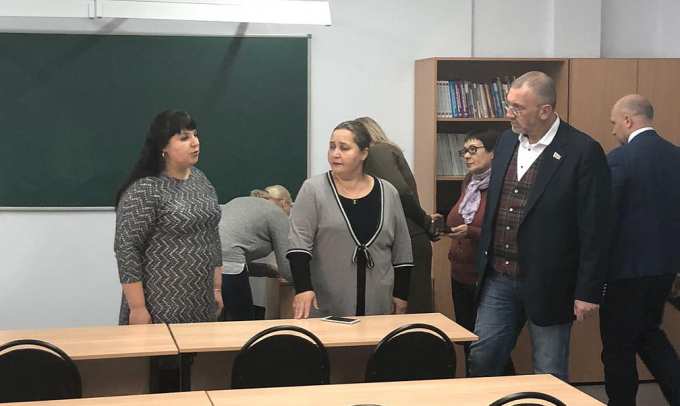 Депутат Игорь Герелишин проинспектировал мастерские ноябрьского колледжа