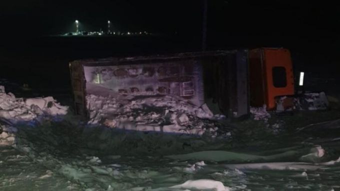 В Пуровском районе перевернулся многотонный грузовик