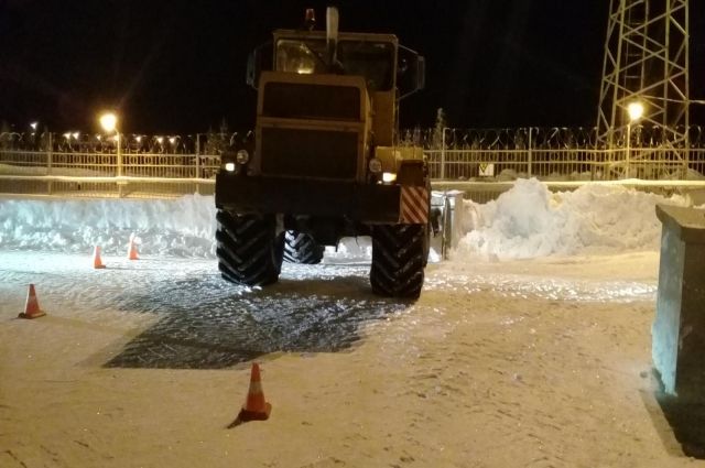 На Ямале трактор, убиравший снег, сбил пешехода