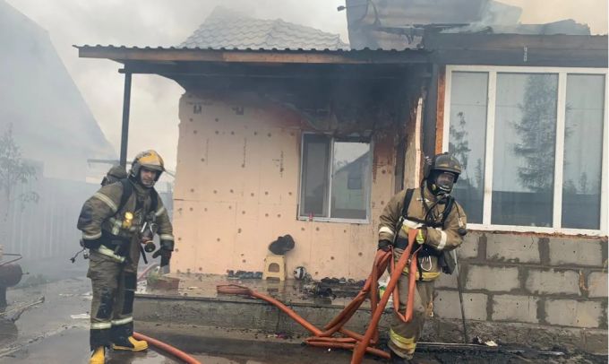 На Ямале взрыв газового баллона привел к пожару в жилом доме