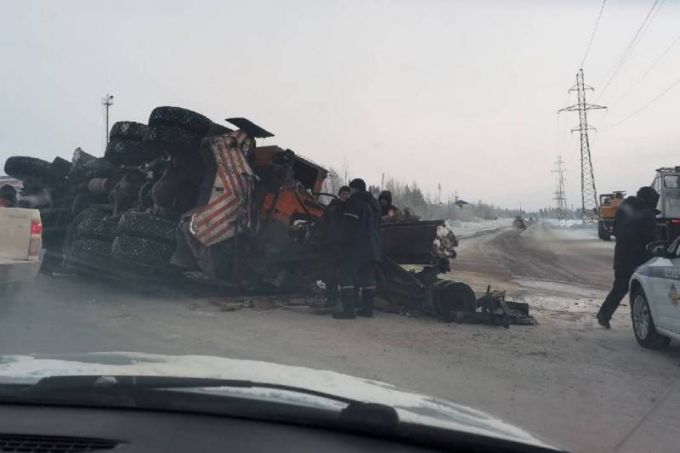 В Ноябрьске на кольцевой дороге упала сваебойная машина