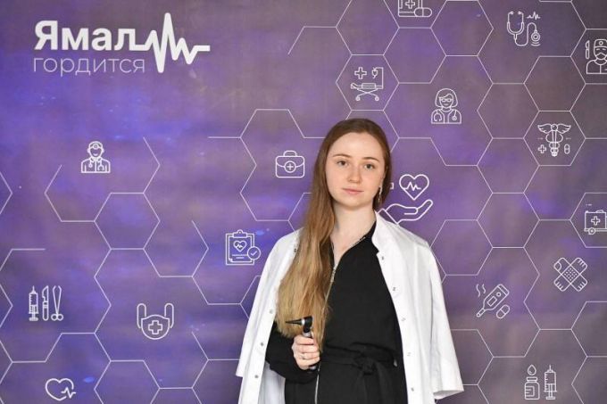 «Благодарю за отважное выполнение долга». Дмитрий Артюхов поздравил медиков с праздником